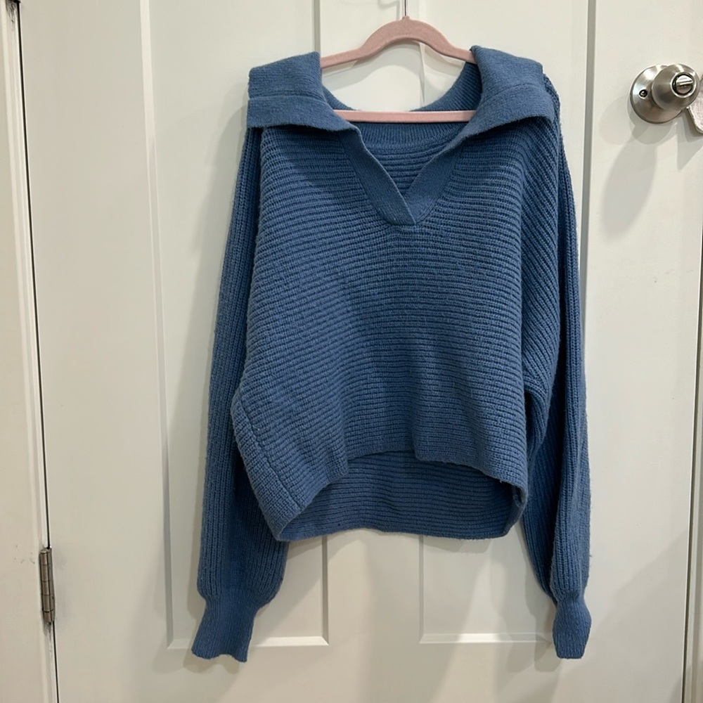 Knit cropped collar sweater.